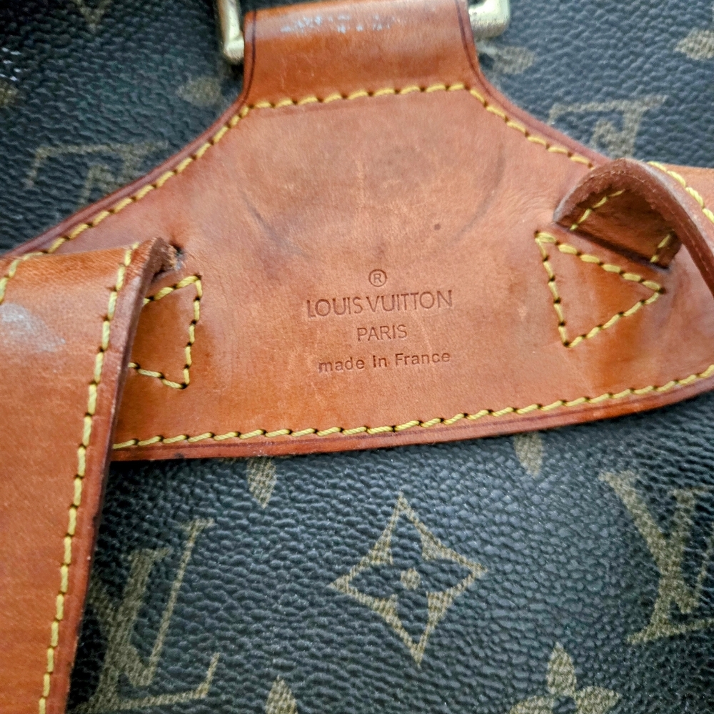 Beautiful LV Backpack - Picture 9 of 12
